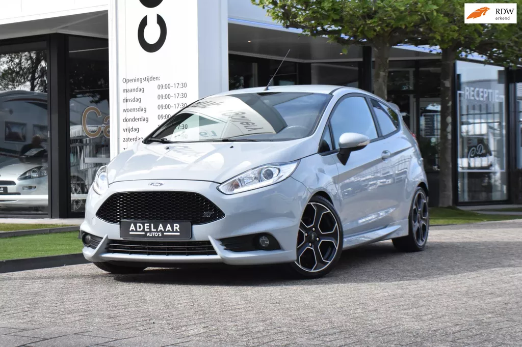 Ford Fiesta 1.6 ST200 XENON, ACHTERUITRIJCAMERA, STOELVERWARMING, LEDER